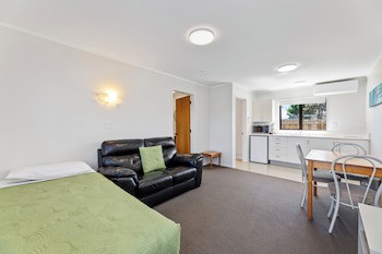 Knightsbridge Court Motor Lodge