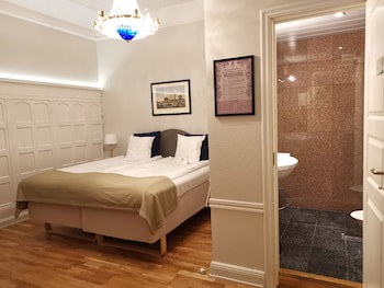 Crystal Plaza Hotel