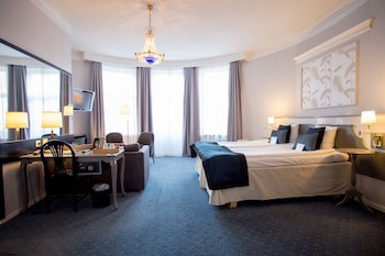 Crystal Plaza Hotel
