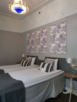 Crystal Plaza Hotel
