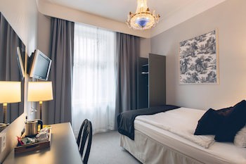 Crystal Plaza Hotel