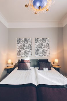 Crystal Plaza Hotel