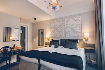 Crystal Plaza Hotel