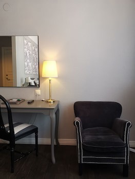 Crystal Plaza Hotel