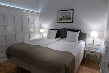 Crystal Plaza Hotel