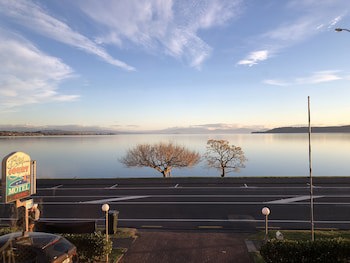 Baycourt Lakefront Motel