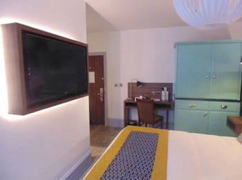 Cairn Hotel