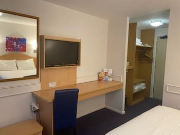 Days Inn By Wyndham Michaelwood M5