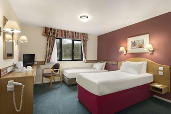 Days Inn By Wyndham Michaelwood M5