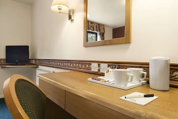 Days Inn By Wyndham Michaelwood M5