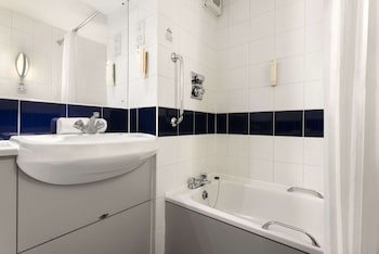 Days Inn By Wyndham Michaelwood M5