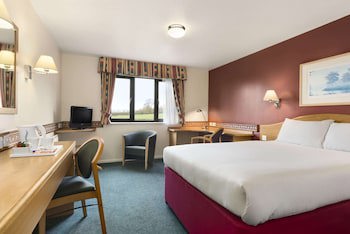 Days Inn By Wyndham Michaelwood M5