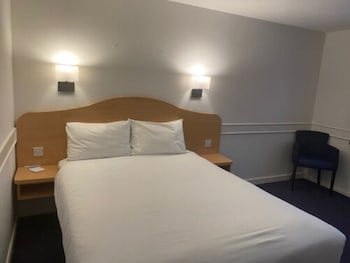 Days Inn By Wyndham Michaelwood M5