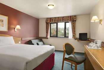 Days Inn By Wyndham Michaelwood M5