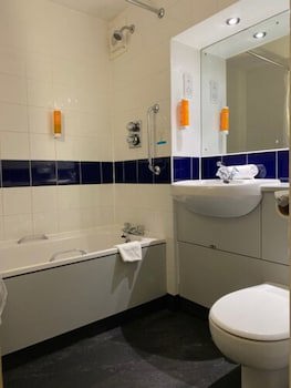 Days Inn By Wyndham Michaelwood M5