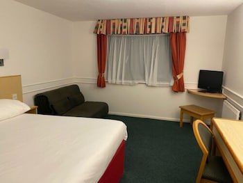 Days Inn By Wyndham Michaelwood M5