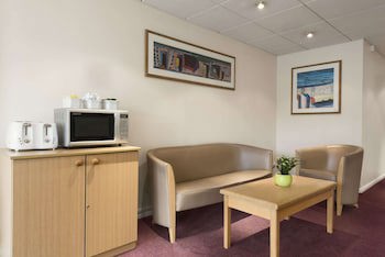 Days Inn By Wyndham Michaelwood M5