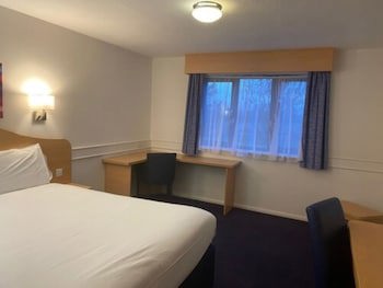 Days Inn By Wyndham Michaelwood M5