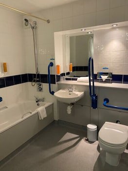 Days Inn By Wyndham Michaelwood M5