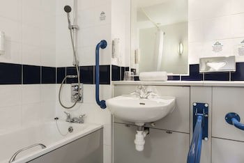 Days Inn By Wyndham Michaelwood M5
