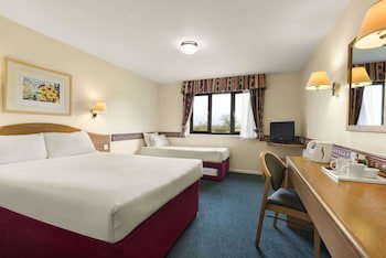 Days Inn By Wyndham Michaelwood M5