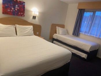 Days Inn By Wyndham Michaelwood M5