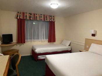 Days Inn By Wyndham Michaelwood M5