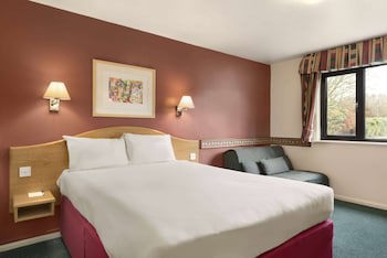 Days Inn By Wyndham Michaelwood M5