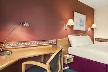 Days Inn By Wyndham Michaelwood M5