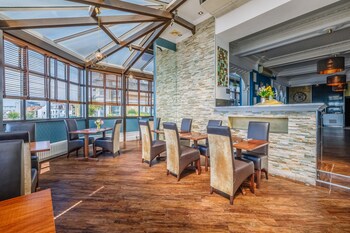 Muthu Westcliff Hotel (Near London Southend Airport)