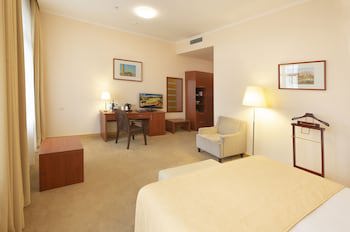 Ani Plaza Hotel