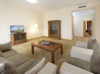 Ani Plaza Hotel