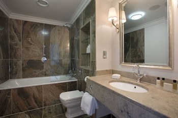 Bailbrook House