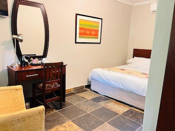 Shangri-La Country Hotel