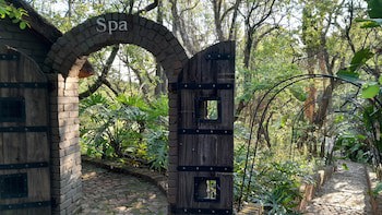 Shangri-La Country Hotel