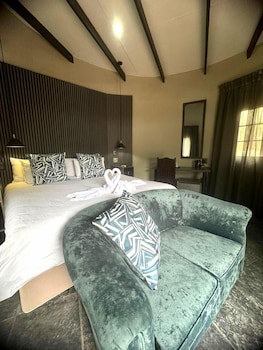 Shangri-La Country Hotel