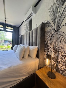 Shangri-La Country Hotel