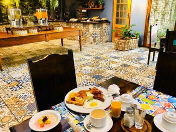 Shangri-La Country Hotel
