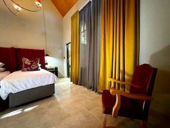 Shangri-La Country Hotel