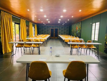 Shangri-La Country Hotel