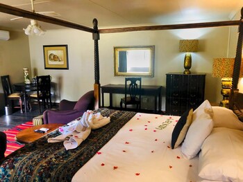Shangri-La Country Hotel