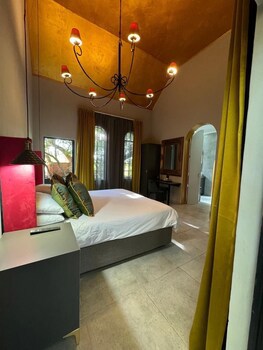 Shangri-La Country Hotel