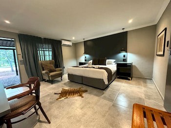 Shangri-La Country Hotel