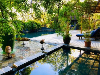 Shangri-La Country Hotel