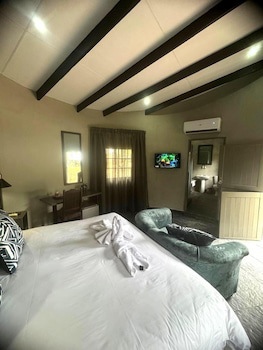 Shangri-La Country Hotel