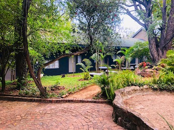 Shangri-La Country Hotel