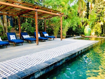 Shangri-La Country Hotel