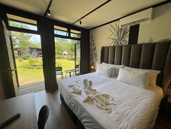Shangri-La Country Hotel
