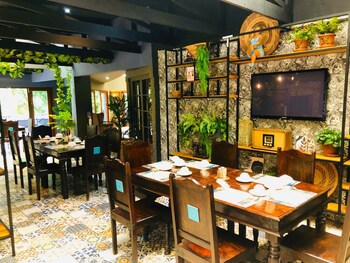 Shangri-La Country Hotel