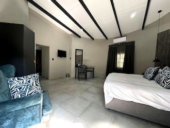 Shangri-La Country Hotel